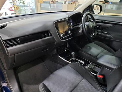 2021 Mitsubishi Outlander - Thumbnail
