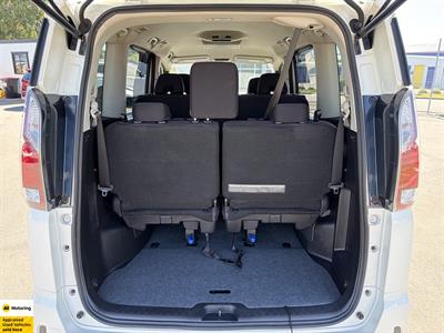 2016 Nissan Serena - Thumbnail