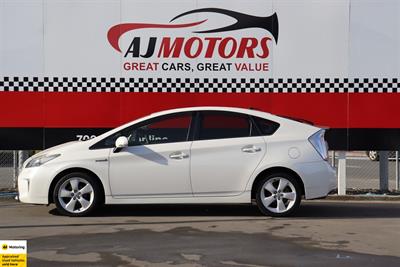 2013 Toyota Prius - Thumbnail