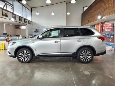 2022 Mitsubishi Outlander - Thumbnail