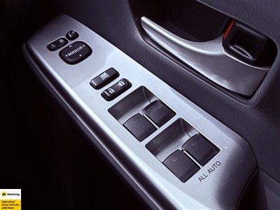 2012 Toyota Prius - Thumbnail