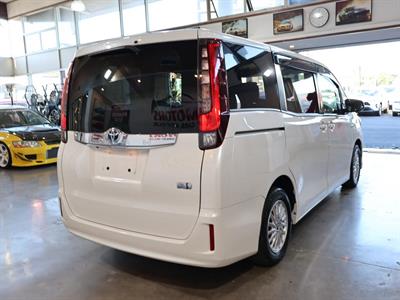 2015 Toyota Noah - Thumbnail