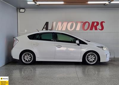 2012 Toyota Prius - Thumbnail