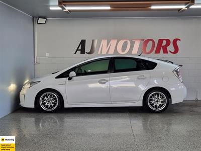 2012 Toyota Prius - Thumbnail