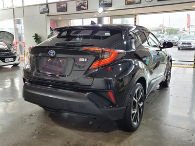 2017 Toyota C-HR - Thumbnail