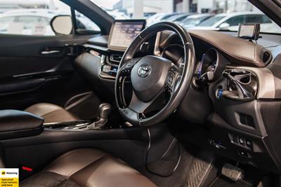2017 Toyota C-HR - Thumbnail