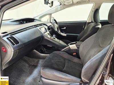 2014 Toyota Prius - Thumbnail