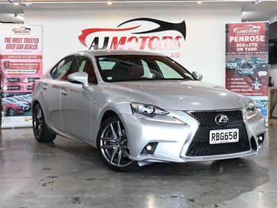 2014 Lexus IS 300h - Thumbnail
