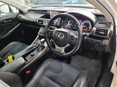 2014 Lexus IS 300h - Thumbnail