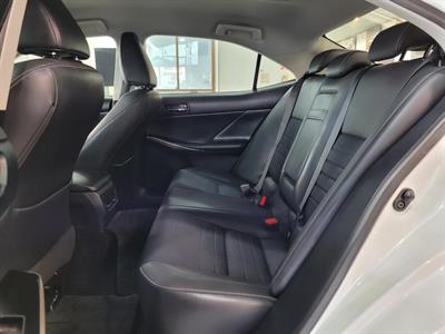2014 Lexus IS 300h - Thumbnail