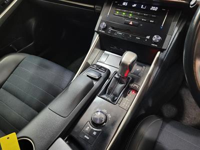2014 Lexus IS 300h - Thumbnail
