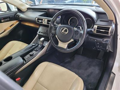 2013 Lexus IS 300h - Thumbnail