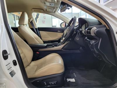 2013 Lexus IS 300h - Thumbnail