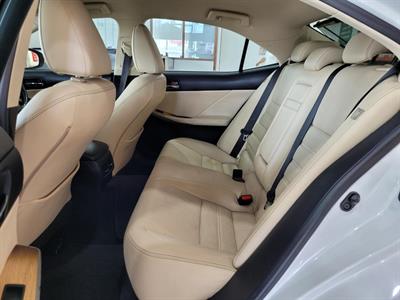 2013 Lexus IS 300h - Thumbnail