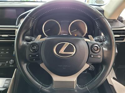 2013 Lexus IS 300h - Thumbnail