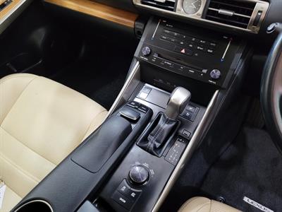 2013 Lexus IS 300h - Thumbnail