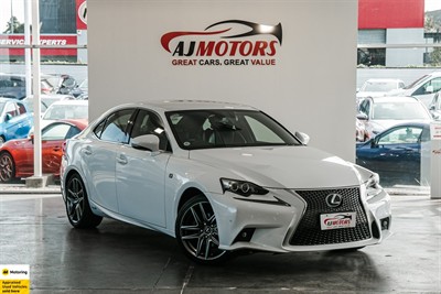 2013 Lexus IS 300h - Thumbnail