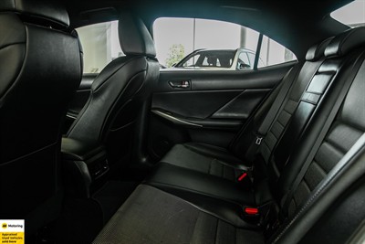 2013 Lexus IS 300h - Thumbnail