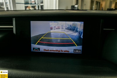 2013 Lexus IS 300h - Thumbnail