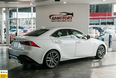 2013 Lexus IS 300h - Thumbnail