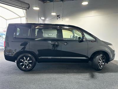 2014 Mitsubishi Delica - Thumbnail