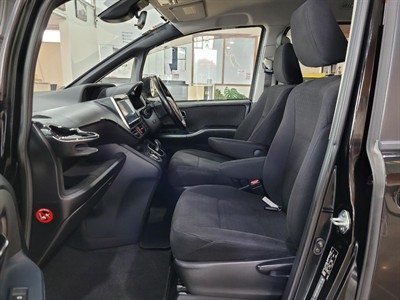 2016 Toyota Noah - Thumbnail