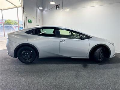 2023 Toyota Prius - Thumbnail
