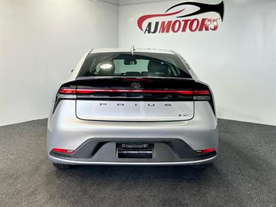 2023 Toyota Prius - Thumbnail