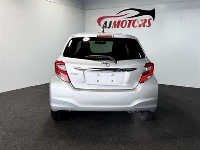 2015 Toyota Vitz - Thumbnail