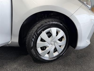 2015 Toyota Vitz - Thumbnail