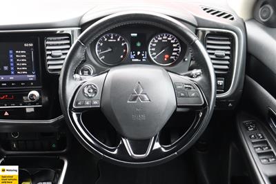 2020 Mitsubishi Outlander - Thumbnail