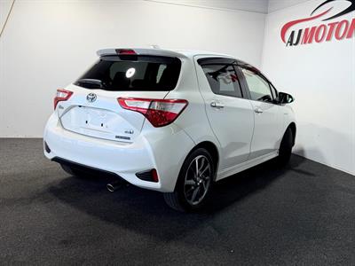 2017 Toyota Vitz - Thumbnail