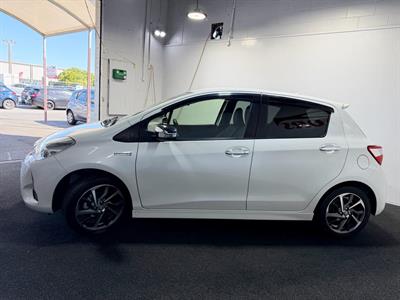 2017 Toyota Vitz - Thumbnail