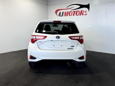 2017 Toyota Vitz - Thumbnail