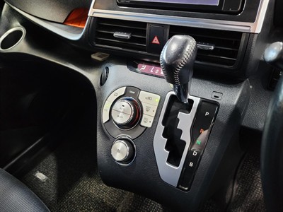 2017 Toyota Sienta - Thumbnail