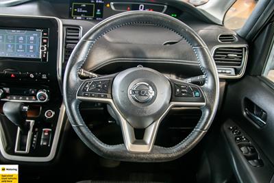 2018 Nissan Serena - Thumbnail