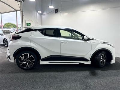 2017 Toyota C-HR - Thumbnail