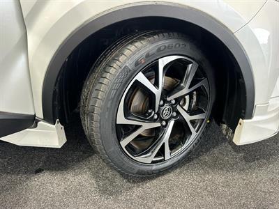 2017 Toyota C-HR - Thumbnail