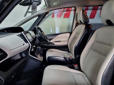 2016 Nissan Serena - Thumbnail