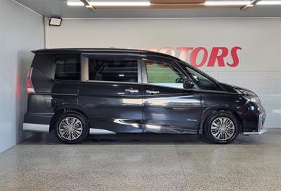 2016 Nissan Serena - Thumbnail
