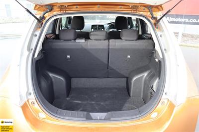 2016 Nissan Leaf - Thumbnail