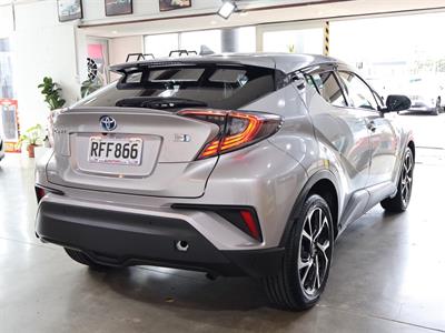 2017 Toyota C-HR - Thumbnail