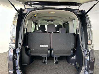 2016 Toyota Voxy - Thumbnail