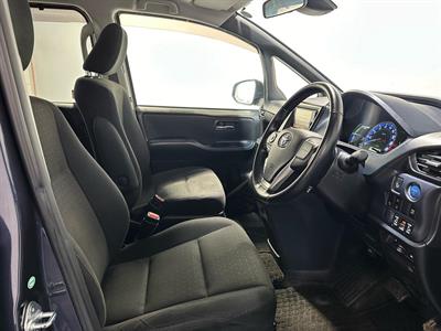 2016 Toyota Voxy - Thumbnail
