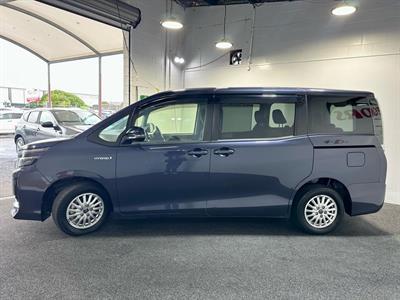 2016 Toyota Voxy - Thumbnail