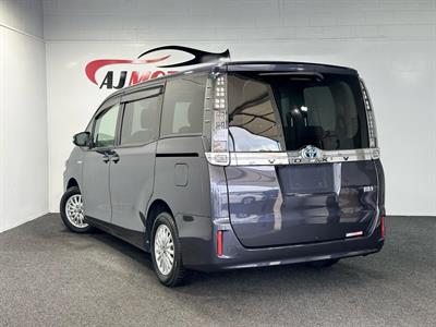2016 Toyota Voxy - Thumbnail
