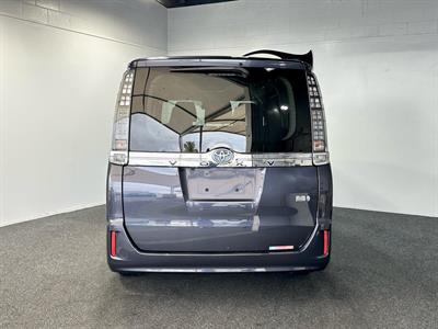 2016 Toyota Voxy - Thumbnail
