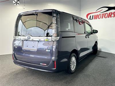 2016 Toyota Voxy - Thumbnail