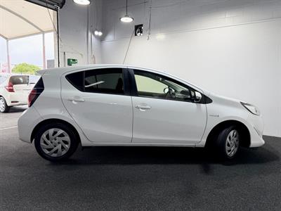 2017 Toyota Aqua - Thumbnail