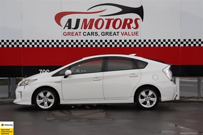 2014 Toyota Prius - Thumbnail